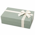 Boîte cadeau 30 x 22 x 10 cm en carton vert sauge avec ruban satin style élégant